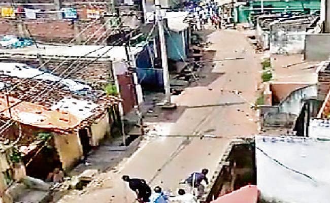 रांची : इरगु टोली में दो गुट भिड़े, पथराव में डीएसपी व थाना प्रभारी घायल