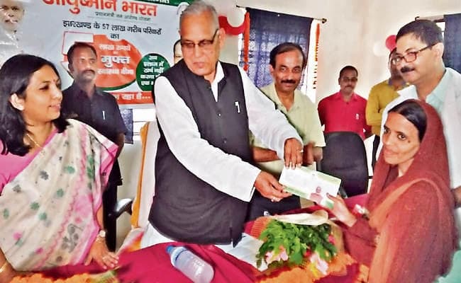 आयुष्मान भारत योजना : रातू से बंटना शुरू हुआ पीएम का संदेश कार्ड
