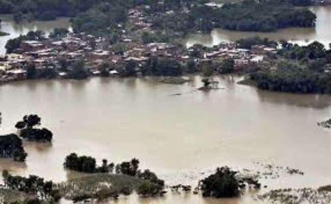 कई सड़कें ध्वस्त, गंदगी से बीमार हो रहे लोग