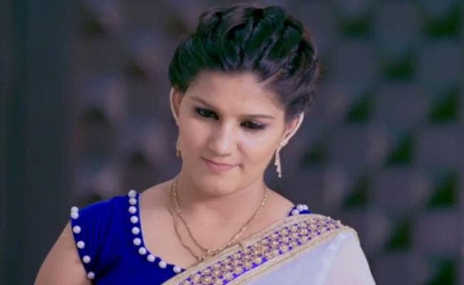 VIDEO: सपना चौधरी चलीं इश्‍क लड़ाने, कार की बैक सीट पर किया ऐसा धमाकेदार डांस