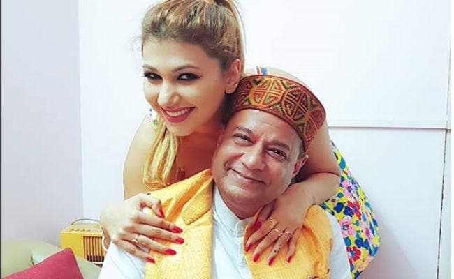 Bigg Boss 12: रिलेशनशिप का राज खोलने के लिए अनूप जलोटा को मिल रही इतनी फीस, जानें