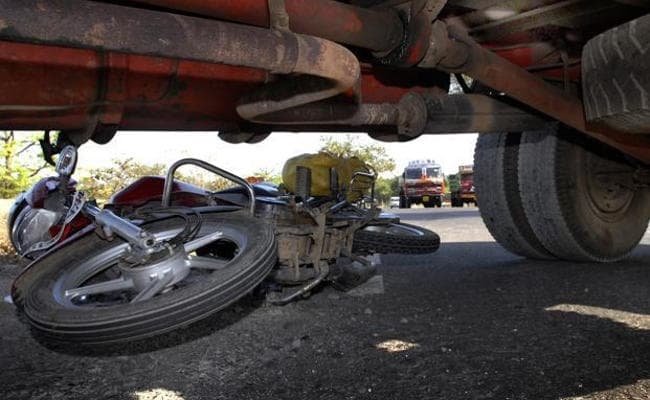 उत्तर प्रदेश में भीषण सड़क हादसा, ससुर-दामाद समेत चार लोगों की मौत, आठ जख्मी