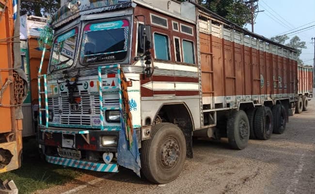 हजारीबाग : गोरहर में अवैध कोयला लदे दो ट्रकों को पुलिस ने किया जब्‍त