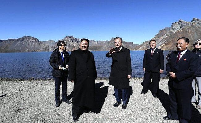 पवित्र ज्वालामुखी की चोटी पर पहुंचे किम-मून, तस्वीरें खिंचवायी, हाथ मिलाये