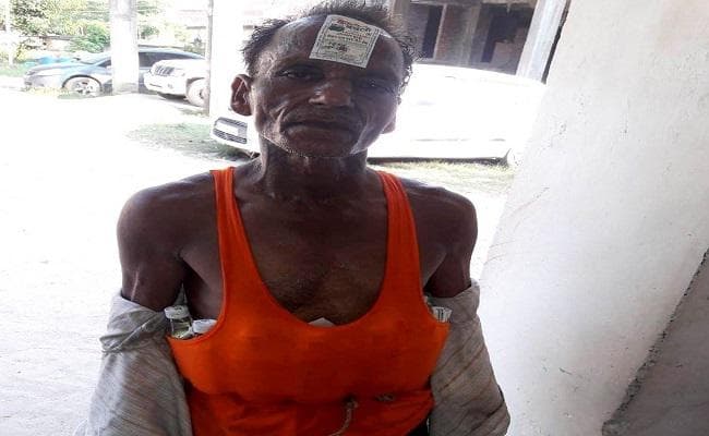 शरीर में बम के जैसे बांध रखी थी शराब की बोतलें, पुलिस के उड़े होश