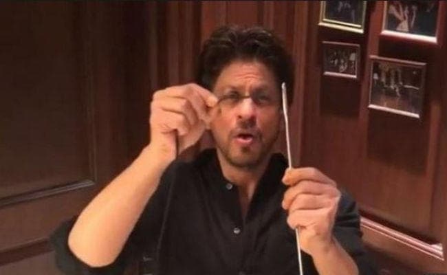 Sui Dhaaga Challenge: शाहरुख खान ने बनाया सुई में सबसे जल्दी धागा डालने का वर्ल्ड रिकॉर्ड, VIDEO