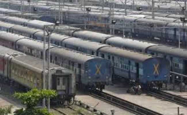 बिहार में 17 एक्सप्रेस व 26 पैसेंजर ट्रेनें रद्द, 38 के रूट बदले