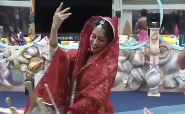 Bigg Boss 12: रेखा के इस गाने पर दीपिका ने किया ऐसा डांस, इंप्रेस हो गये अनूप जलोटा, VIDEO