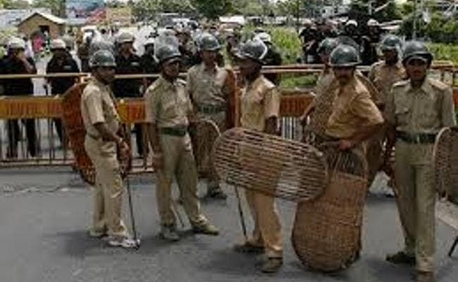 बंगाल : स्कूल में उर्दू शिक्षक के प्रवेश को लेकर पुलिस के साथ ग्रामीणों की झड़प, एक की मौत 14 घायल