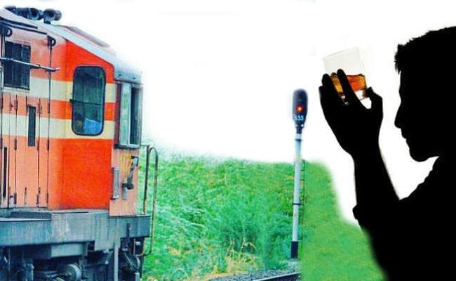 शराब के नशे में कार्यालय में ही सो गये स्टेशन मास्टर, 45 मिनट तक रेड सिग्नल देख खड़ी रही ट्रेन