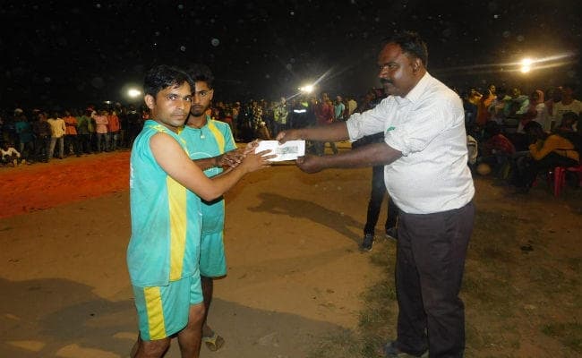 रांची : चान्हो में रात्रि फुटबॉल टूर्नामेंट का आयोजन, इंदू क्लब बेयासी ने जीता खिताब