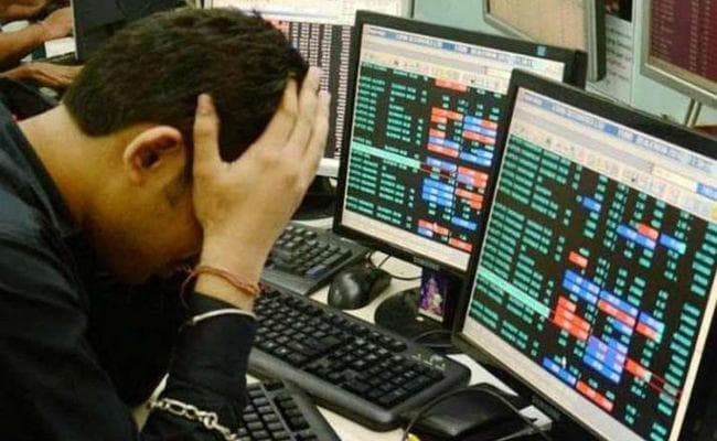 औंधे मुंह गिरने के बाद संभला बाजार, सेंसेक्स की गिरावट 280 अंक सीमित