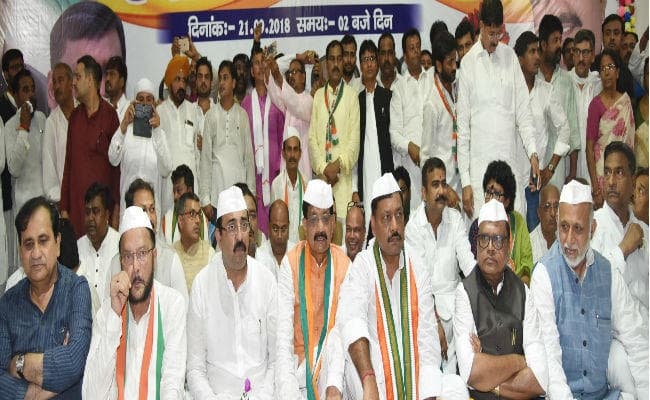 कांग्रेस के नवनियुक्त प्रदेश अध्यक्ष ने पदभार संभाला, दिखी गुटबाजी