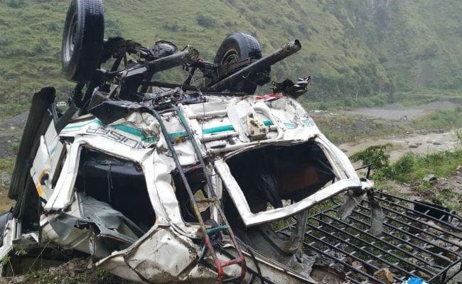 शिमला में सड़क दुर्घटना में तीन दंपती समेत 13 की मौत