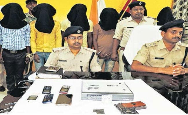 नौकरी का झांसा देकर 10 साल तक शारीरिक संबंध बनाता रहा चिकित्सक, नहीं मिली नौकरी, तो घर में करा दी डकैती