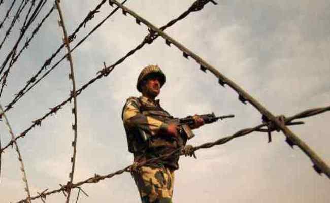 बांग्लादेश से बरामद हुई बीएसएफ जवान से छीनी गयी बंदूक, जवानों ने दी थी तस्करों को चुनौती