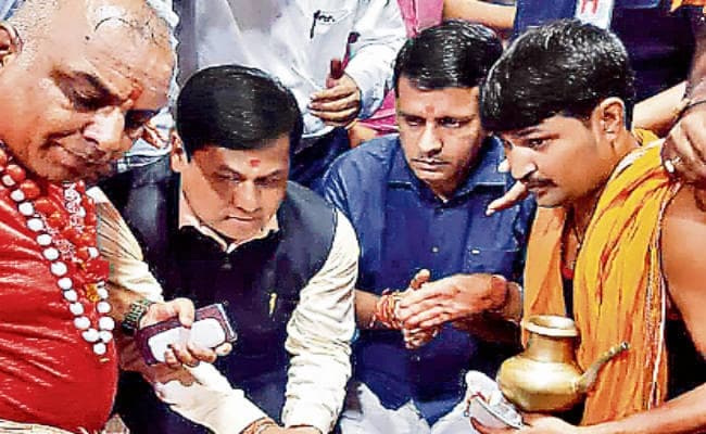 देवघर : असम के सीएम ने गुरु का लिया आशीर्वाद