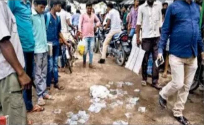 बिहार में इस जगह बीच बाजार लोगों में मची शराब लूटने की होड़