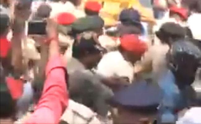 राजभवन मार्च के दौरान ''हम'' कार्यकर्ताओं पर लाठीचार्ज, पुलिस ने दौड़ा-दौड़ाकर पीटा