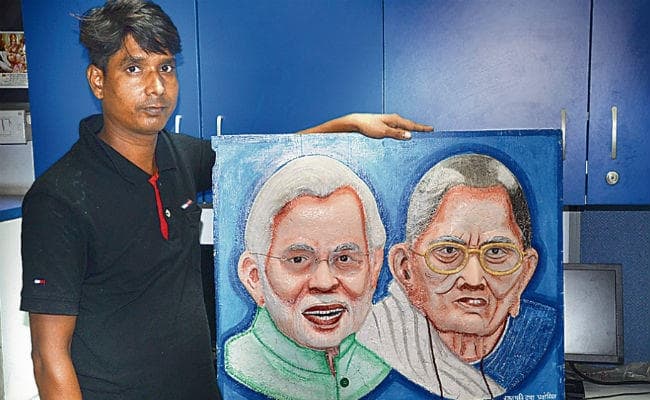 बेकार और रद्दी समानों से सुंदर पेंटिंग बना रहे अक्षय