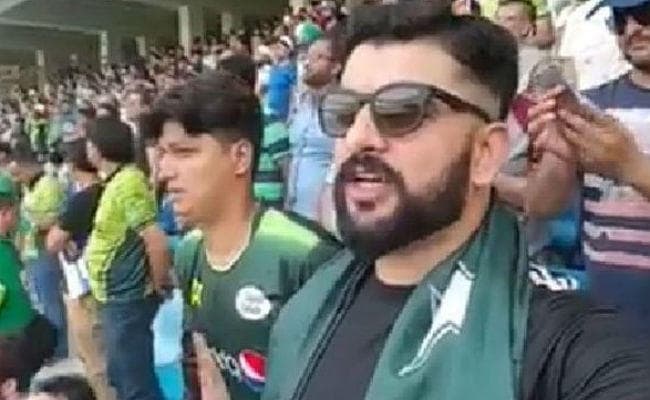 एशिया कप : भारत-पाक मैच के दौरान पाकिस्तानी व्यक्ति ने गाया भारतीय राष्ट्रगान, देखें वीडियो