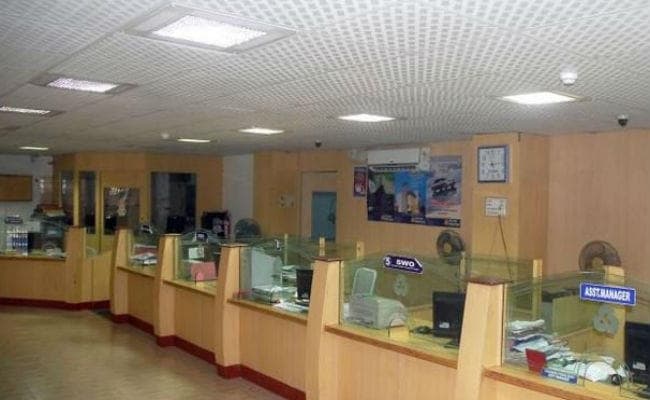 Corona Effcet : बैंकों में सीमित संख्या में होगा स्थानांतरण