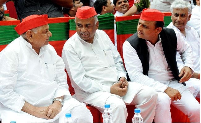 साइकिल रैली के समापन समारोह में बेटे के मंच पर दिखे मुलायम, शिवपाल से बनायी दूरी