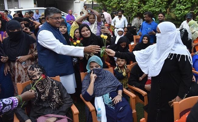 रविशंकर प्रसाद से मिली मुस्लिम महिलाएं, तीन तलाक के फैसले पर जतायी खुशी