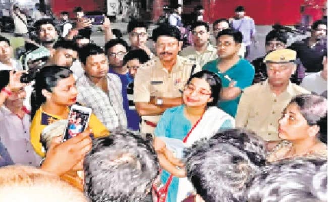 धरना मंच को लेकर विवाद,कोर्ट का माहौल गरमाया, वकीलों ने शुरू किया काम रोको आंदोलन