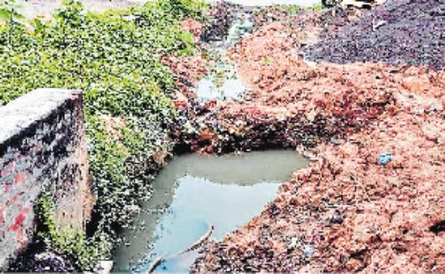 विश्वकर्मा मंदिर इलाके में पक्का ड्रेन नहीं, सड़क पर बह रहा सड़ांध पानी