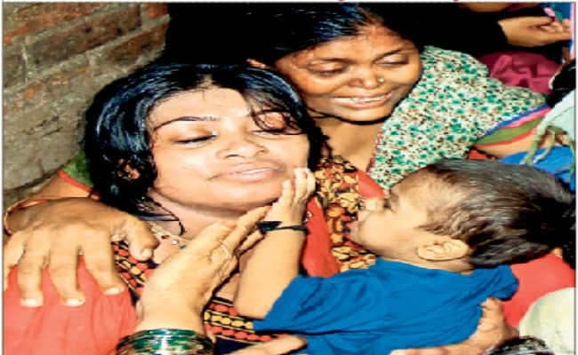 पिता की कब्र तैयार कराने जा रहे बाइक सवार की ट्रैक्टर से कुचल कर मौत, जाम-आगजनी व हंगामा, हबीबपुर थाने की पुलिस को पीटा, छीनी राइफल