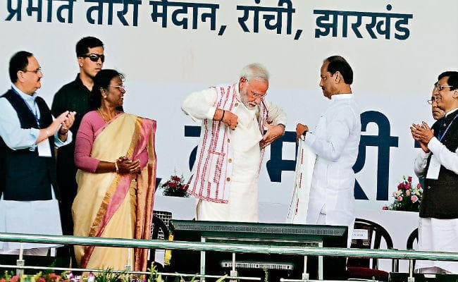 .....जब मुख्यमंत्री ने प्रधानमंत्री नरेंद्र मोदी को पहनायी बंडी