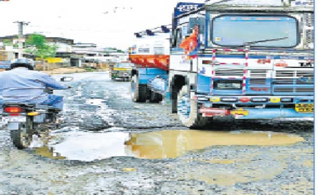 ढाई वर्ष में उखड़ गयी 13 करोड़ की सड़क, अब नये सिरे से होगा टेंडर