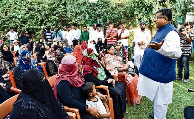 पटना : मुस्लिम महिलाओं से मिले रविशंकर प्रसाद