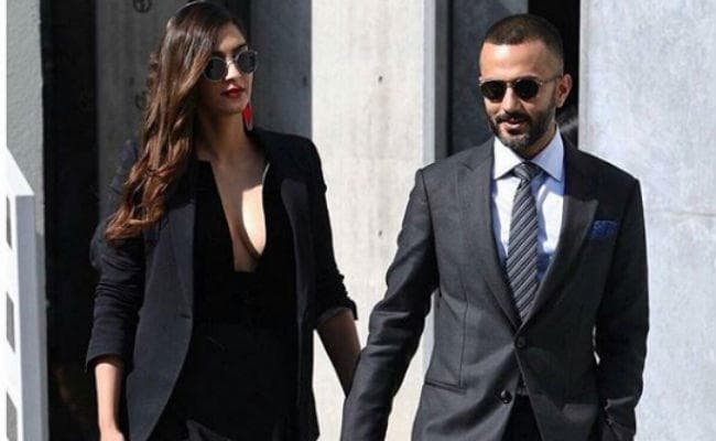 PHOTO: सोनम कपूर शादी के बाद पहली बार बोल्‍ड अंदाज में दिखीं, निहारते रह गये पति आनंद आहूजा