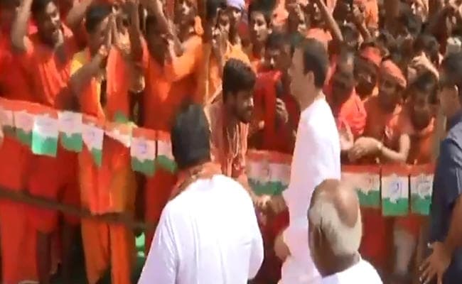 भगवाधारी समर्थकों ने किया अमेठी में  "शिवभक्त" राहुल का जोरदार स्वागत