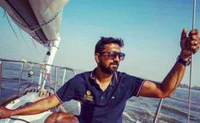 नौसेना के घायल कमांडर को सुरक्षित बचाया गया