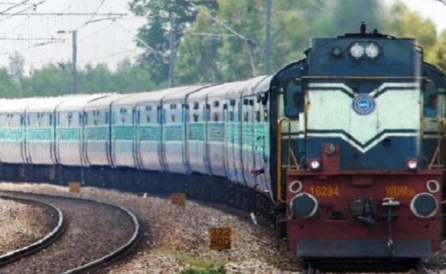 RRB ग्रुप डी की परीक्षा देकर वापसी में झारखंड से लेकर आ रहा था विदेशी शराब की बोतलें, तभी...