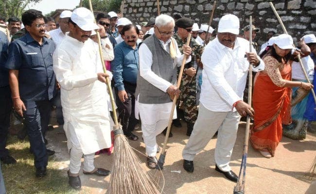 स्वच्छता के प्रति लोगों को जागरूक करना भी देश सेवा ही है : CM रघुवर दास