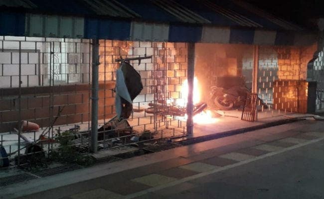 बंगाल : बेलदा स्टेशन पर यात्रियों ने की तोड़फोड़, बुकिंग काउंटर में लगायी आग