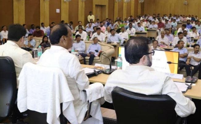 CM रघुवर का निर्देश : सभी काम की डेडलाइन तय करें और प्रगति की समय-समय पर समीक्षा करें