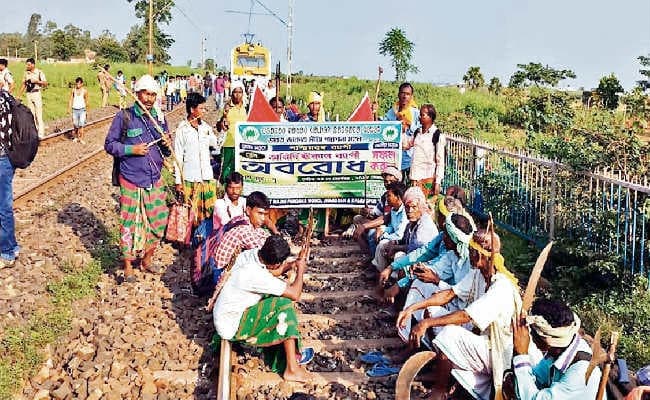 घाटशिला : ट्रैक पर बैठे लोग, 20 ट्रेनें रद्द, कई जहां-तहां खड़ी रहीं, यात्री परेशान