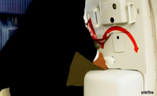 पटना : दिल्ली से पटना आ रहे हवाई जहाज का दरवाजा खोलने लगा यात्री, डर गये हवाई जहाज में बैठे लोग, फिर...