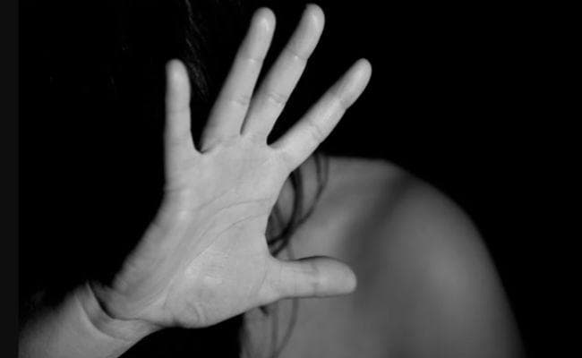 झारखंड : पति को बंधक बनाकर, पत्नी को आपत्तिजनक तस्वीरें खिंचवाने के लिए किया मजबूर