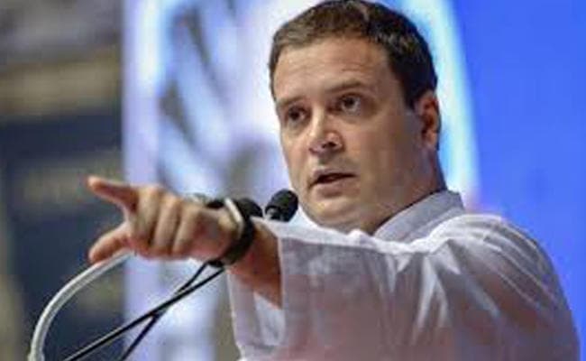 केरल के बाढ़ पीड़ितों के लिए अमेठीवासियों ने राहुल को सौंपा 2.57 लाख का चेक