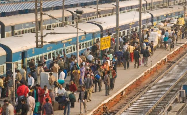 सुपरफास्ट व पैसेंजर ट्रेन में फर्क नहीं, लटक कर सफर