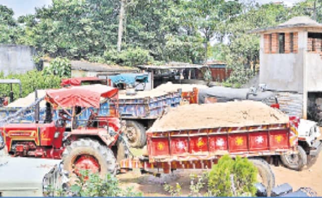 अवैध बालू लदे नौ ट्रैक्टर जब्त, एफआइआर दर्ज