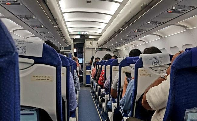 मोबाइल चार्ज करने के लिए विमान के कॉकपिट में घुसने लगा यात्री फिर...