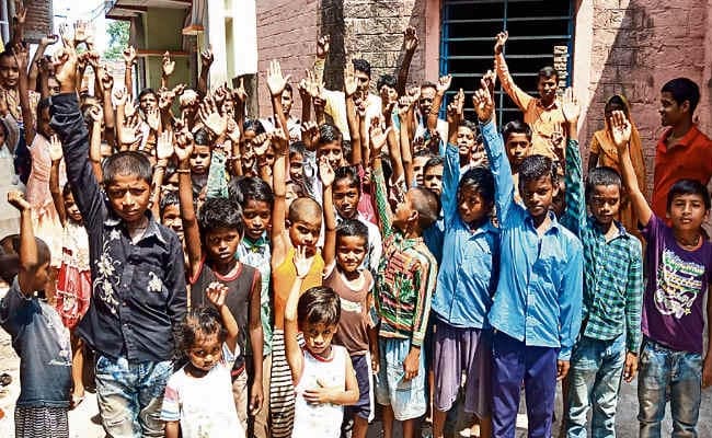 मसौढ़ी : स्कूल के बगल में गिरा तार, बाल-बाल बचे छात्र, किया प्रदर्शन