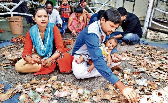 रांची : सड़े और गंदे नोटों को धोकर धूप में सुखाया गया, फिर भी दुरुस्त नहीं हुए, तो कंडमवाली टोकरी में डाल दिया गया